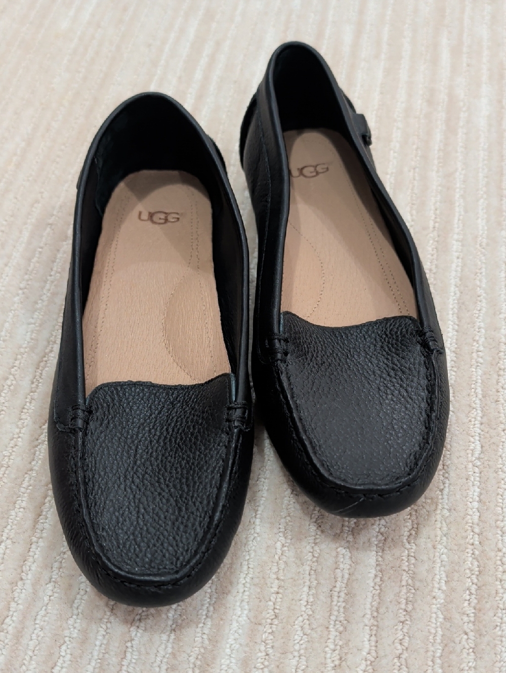 UGG Women's Black Leather Driving Moccasins Size 7